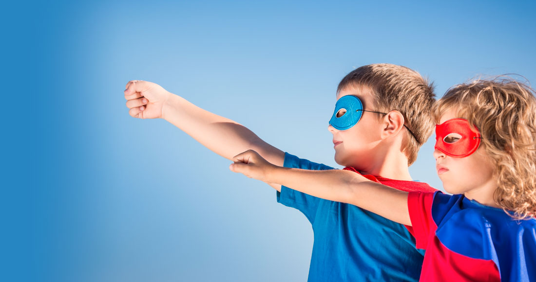 Barn som är utklädda till superhjältar